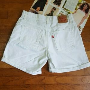 Levi's White Classic Fit Mis Shorts